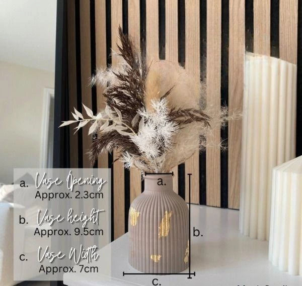 Decorative vase with dried plants on a table, measurements displayed.